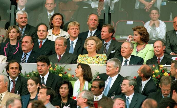 Fußball, EM Finale 2000 in Rotterdam, Frankreich - Italien 2-1 n.V. Ehrentribüne u.v.li.: FIFA Exekutivkomiteemitglied Michel Platini (Frankreich), FIFA Generalsekretär Michel Zen Ruffinen (Schweiz), Bundesinnenminister Otto Schily (2.v.re., Deutschland SPD); o.v.li.: Staatspräsident Jauques Chirac (Frankreich), ... Fußball EM Herren Europameisterschaft 2000, Länderspiel, Nationalmannschaft, Nationalteam, Finale, Endspiel, Vdig Totale Rotterdam