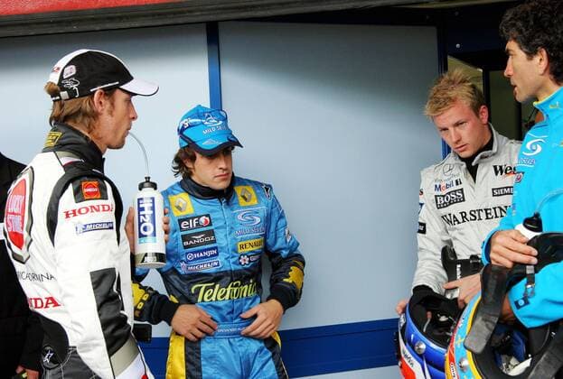 Nachdenkliche Runde - Jenson Button (England BAR Honda, li.), Fernando Alonso (Spanien Renault, 2.v.li.), Kimi Räikkönen (Finnland McLaren Mercedes, 2.v.re.) und ein Mechaniker von Renault Motorsport Grand Prix Herren Großer Preis von San Marino 2005, Formel 1 Weltmeisterschaft, F1, F, GP, WM Gruppe Imola Nachdenklichkeit,