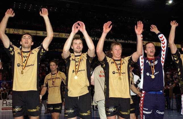 Siegesjubel Flensburg, v. li.: Blazenko Lackovic, Glen Solberg (im Hintergrund), Kaupo Palmar, Jonny Jensen und Torwart Dan Beutler Handball Herren DHB Pokal 2004 2005, Pokalspiel, Final Four, 4, Finalrunde, Endrunde, Finale, Pokalfinale Gruppe Pokalsieger Hamburg Freude,