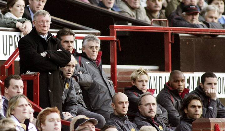 V. li.: Trainer Sir Alex Ferguson mit seinen Assistenten Mike Phelan und Carlos Queiroz (alle Manchester United) enttäuscht - EDITORIAL USE ONLY. No use with unauthorised audio, video, data, fixture lists, club league logos or live services. Online in-match use limited to 120 images, no video emulation. No use in betting, games or single club league player publications. Fußball Herren English Premier League 2004 2005, 1. Englische Liga, Manchester United, ManU Gruppe Manchester Enttäuschung,