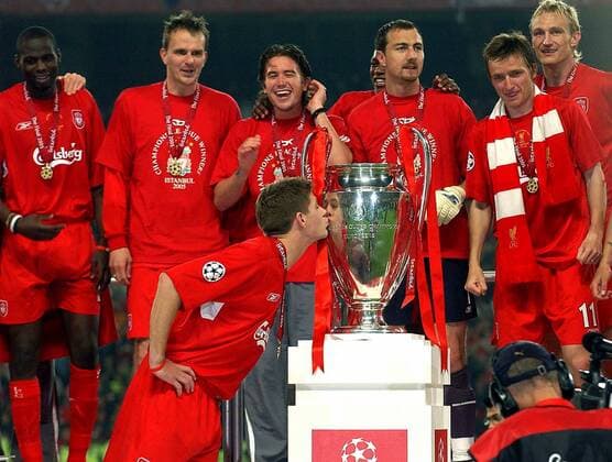 Steven Gerrard (vorn) küßt die Champions League Trophäe, dahinter v. li.: Djimi Traore, Dietmar Hamann, Harry Kewell, Djibril Cisse, Torwart Jerzy Dudek, Vladimir Smicer und Sami Hyypiä - Fußball EC 1 Herren Champions League 2004 2005, Endspiel, Finale, Liverpool FC Gruppe o0 Aufmacher Istanbul Freude,