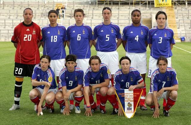 Mannschaftsbild Frankreich, hi.v.li.: Torfrau Sarah Bouhaddi, Hoda Lattaf, Sandrine Soubeyrand, Corinne Diacre, Laura Georges, Peggy Provost, vorn v.li.: Elise Bussaglia, Marinette Pichon, Sandrine Dusang, Sonia Bompastor und Stephanie Mugneret Beghe Fußball EM Damen Europameisterschaft 2005, Frauen, Frauenfußball, Gruppe B, Nationalmannschaft, Nationalteam Totale pan9693 Warrington