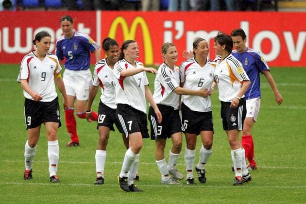 Torjubel Deutschland nach der 1:0-Führung, v.re.: Ariane Hingst, Inka Grings, Sonja Fuss, Pia Wunderlich, Navina Omilade und Birgit Prinz Fußball EM Damen Europameisterschaft 2005, Frauen, Frauenfußball, Gruppe B, Länderspiel, Deutschland - Frankreich 3:0 Gruppe Pan9708 Warrington Freude,