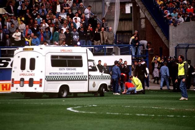 Ein Krankenwagen im Hillsborough Stadium, die Tragödie nahm im überfüllten Liverpool Block ihren Anfang, am Ende verloren 96 Menschen ihr Leben - Fußball Herren FA Cup 1988 1989, Englischer Pokal, Pokalspiel, Halbfinale, FC Liverpool - Nottingham Forest, Vdia Totale Hillsborough, o0 Fußballgeschichte Fußballhistorie Sheffield, o0 Historie, Geschichte,