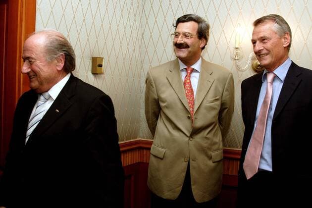FIFA Präsident Sepp Blatter (Schweiz, li.), ZDF Chefredakteur Nikolaus Brender und ARD Vorsitzender Dr. Thomas Gruber (beide Deutschland, re.) sind anlässlich der Vergabe der Senderechte für die WM 2010 an die Öffentlich Rechtlichen gut gelaunt Fußball WM Herren Vorschau Weltmeisterschaft 2010, Fernsehen, Free TV, Medien, Übertragungsrechte, Senderechte, Rechte Gruppe Verband, Leiter, rechtliche Frankfurt M., Rechtevergabe 2005, lachen lächeln
