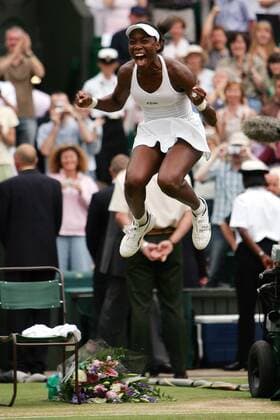Höhenflug: Wimbledon Siegerin Venus Williams (USA) hebt ab Tennis Damen All England Championships 2005, WTA Tour, Grand Slam, Rasen, Rasenplatz, Rasentennis, Rasenturnier Einzelbild Wimbledon London, Luftsprung Höhe, Glück Freude, Begeisterung,