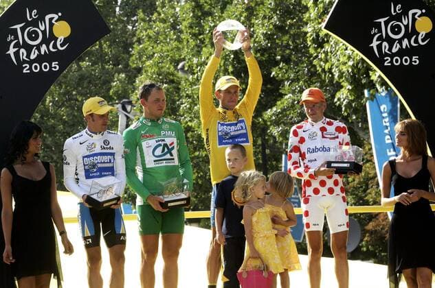 Gesamtsieger 2005 Lance Armstrong (USA Discovery Channel, 2.v.re.) sowie die Trikotgewinner Michael Rasmussen (Dänemark Rabobank, re.), Thor Hushovd (Norwegen Credit Agricole, 2.v.l.) und Yaroslav Popovych (Ukraine Discovery Channel) Radsport Herren Tour de France 2005, ProTour, Straßenradsport, Straße, Rad, Siegerehrung, Podium, Podest, Vdig Gruppe pan10246 Trophäe, Siegerpokal, Paris Siegerpokal, Kind, Kinder, Familie Freude,