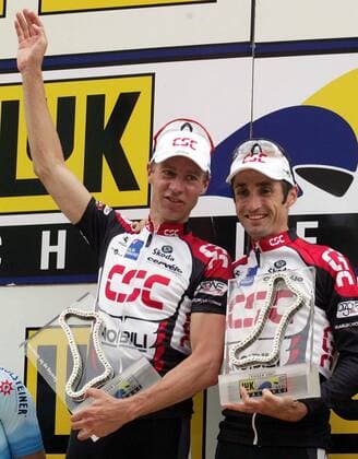 Jens Voigt (Deutschland, li.) und Bobby Julich (USA beide CSC), die Sieger der LuK Challenge 2005, präsentieren stolz ihre Trophäen Radsport Herren LuK Challenge 2005, Cup, Paarzeitfahren, Zeitfahren, Straßenradsport, Straße, Rad Gruppe Bühl Begeisterung, Freude,