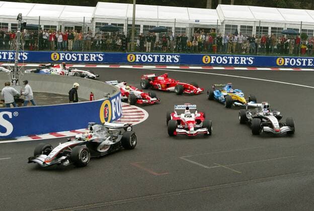Juan Pablo Montoya (Kolumbien McLaren Mercedes, li.) in der ersten Kurve vor Jarno Trulli (Italien Toyota, Mitte), Kimi Räikkönen (Finnland McLaren Mercedes, re.), Fernando Alonso (Spanien Renault, hi.re.), ... Motorsport Grand Prix Herren Großer Preis von Belgien 2005, Formel 1 Weltmeisterschaft, F1, F, GP, WM, Gruppe Spa-Francorchamps