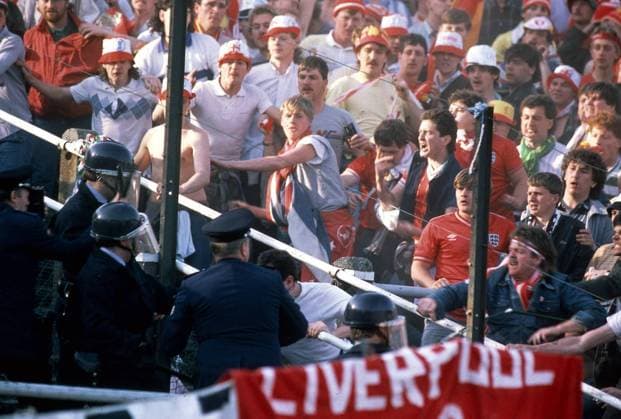 Ausschreitungen im Heyselstadion 1985 - FC Liverpool-Fans randalieren gegen die Polizei auf den Rängen - Fußball EC 1 Herren Europapokal der Landesmeister 1984 1985, Europacup, Finale, Endspiel, Historie, Geschichte Totale Heysel-Stadion, Polizist, Polizisten, Randale Brüssel, Randalierer, Krawalle, Krawall Wut,