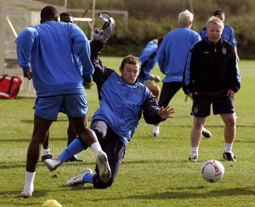 Wayne Rooney (England, Mitte) kennt auch im Training keine Freunde und geht hart zur Sache - EDITORIAL USE ONLY. No use with unauthorised audio, video, data, fixture lists, club league logos or live services. Online in-match use limited to 120 images, no video emulation. No use in betting, games or single club league player publications. Fußball Herren Nationalmannschaft 2005, Nationalteam, Training Gruppe Manchester Dynamik, Kampf,