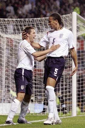 Michael Owen (li.) und Rio Ferdinand (beide England) - Torjubel - EDITORIAL USE ONLY. No use with unauthorised audio, video, data, fixture lists, club league logos or live services. Online in-match use limited to 120 images, no video emulation. No use in betting, games or single club league player publications. Fußball Länderspiel Herren Weltmeisterschaftsqualifikation 2005, Qualifikation, Länderspiel, Nationalmannschaft, Nationalteam, Gruppe Manchester Begeisterung, Freude,