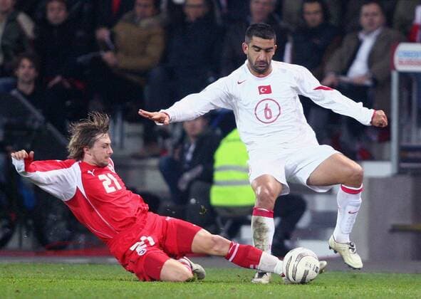 Daniel Gygax (Schweiz, li.) - Grätsche gegen Ümit Özat (Türkei) Fußball Länderspiel Herren Weltmeisterschaftsqualifikation 2005, Qualifikation, Länderspiel, Relegation, Relegationsspiel Gruppe Playoffs, Playoff, Play Offs, Off, Bern Dynamik, Kampf,