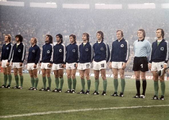 Mannschaftsbild BR Deutschland v.re.: Franz Beckenbauer, Torwart Sepp Maier, Hans Georg Schwarzenbeck, Rainer Bonhof, Bernd Hölzenbein, Dieter Herzog, Gerd Müller, Wolfgang Overath, Berti Vogts, Paul Breitner und Uli Hoeneß Fußball WM Herren Weltmeisterschaft 1974, Länderspiel, Nationalmannschaft, Nationalteam, Vdia Totale Zweite Runde, Gruppe B Düsseldorf