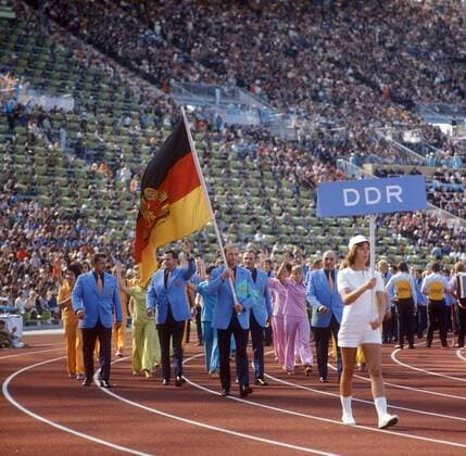 Eröffnungsveranstaltung: Einmarsch der DDR Olympiamannschaft, Fahnenträger Manfred Wolke geht voran, DTSB Präsident Manfred Ewald (dahinter 2.v.li.) und Rudi Hellmann (2.v.re.), Leiter der Abteilung Sport im ZK der SED, folgen ihm Boxen OS Sommer Herren Olympische Spiele 1972, Sommerspiele, Eröffnung, Eröffnungsfeier, Feier, Zeremonie, Mfdia Totale Fest, Eröffnungszeremonie, einlaufen, auflaufen München