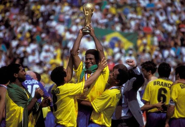 Weltmeister Brasilien, v.li.: Viola, Zinho, Mazinho mit dem FIFA Weltpokal und Paulo Sergio Fußball WM Herren Weltmeisterschaft 1994, Nationalmannschaft, Nationalteam, Nationaltrikot, Länderspiel, Finale Gruppe Pasadena, Los Angeles, LA, L.A. Glück, Harmonie, Begeisterung, Freude,