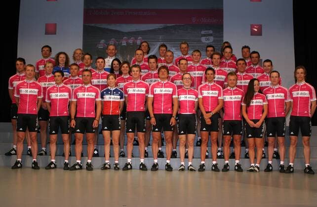 Präsentation T Mobile 2006: hi.v.li.: Honchar, Moore, Ivanov, Rabon, Teutenberg, Ludewig, Guerini, Anderson, Sinkewitz, 2. Reihe: le Floch, Kohl, Baldwin, Schreck, Baumann, Greipel, Burghardt, Nardello, 3.Reihe: Ziegler, Becker, Davis, Mazzoleni, Bessette Radsport Straßenradsport 2006, Straße, Rad, Pressetermin, Vorstellung, Vdig, Mannschaftsbild, Mannschaftsfoto Totale Mallorca