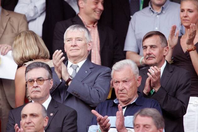Bundesinnenminister Otto Schily (li.) und DFL Präsident Werner Hackmann (re.) spenden Beifall, davor DFL Geschäftsführer Wilfried Straub (alle Deutschland) Fußball Länderspiel Herren Confederations Cup 2005, Confederationscup, Konföderationencup, Konföderationen, Länderspiel Gruppe Minister, Bundesminister, Innenminister, Applaus Nürnberg, applaudieren, klatschen