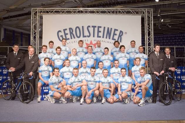 Mannschaftsbild Gerolsteiner, vorn v. li.: Fothen, Förster, Beat Zberg, Ordowski, Scholz, Haussler, 2. Reihe v. vorn: Ruß, Totschnig, Leipheimer, Rebellin, Zberg, Montgomery, 2. Reihe v. hi.: Teamchef Holczer, die sportlichen Leiter Henn und Dietzen... Radsport Herren Straßenradsport 2006, Straße, Rad, Vorstellung, Präsentation, Pressetermin, Kader Totale Sponsor, Sponsoring, Werbepartner, Werbung, Gerolstein