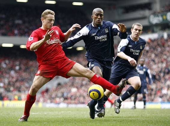 Jan Kromkamp (li., Liverpool) gegen Sylvain Distin (Manchester City) - EDITORIAL USE ONLY. No use with unauthorised audio, video, data, fixture lists, club league logos or live services. Online in-match use limited to 120 images, no video emulation. No use in betting, games or single club league player publications. Fußball Herren English Premier League 2005 2006, 1. Englische Liga, FC Liverpool - Manchester City 1:0, Vdig Gruppe Liverpool Dynamik,