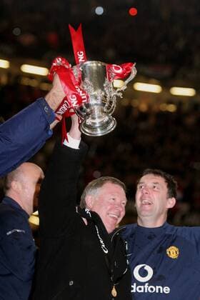 Ligapokalsieger Manchester United - Trainer Sir Alex Ferguson (Mitte) jubelt mit der Trophäe - EDITORIAL USE ONLY. No use with unauthorised audio, video, data, fixture lists, club league logos or live services. Online in-match use limited to 120 images, no video emulation. No use in betting, games or single club league player publications. Fußball Herren Carling Cup 2005 2006, Pokal, Pokalspiel, Ligapokal, English Premier League, 1. Englische Liga Gruppe Cardiff Glück, Freude,