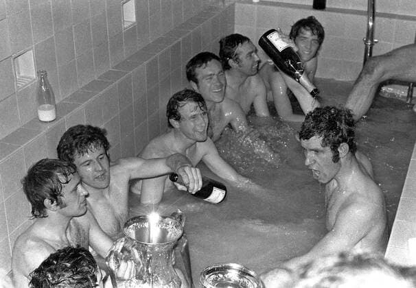 Pokalsieger 1970 Chelsea, vorn v.li.: Tommy Baldwin, John Hollins, Peter Houseman, Ron Harris, Marvin Hinton, Ian Hutchinson und Peter Osgood der sich Champagner über den Kopf gießt - Fußball Herren FA Cup 1969 1970, Pokal, English First Division , One, 1. Englische Liga, Chelsea FC London Totale Manchester Glück, Harmonie, Freude,