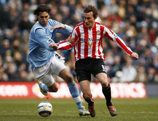Dean Whitehead (Sunderland, re.) gegen Georgios Samaras (Manchester City) - EDITORIAL USE ONLY. No use with unauthorised audio, video, data, fixture lists, club league logos or live services. Online in-match use limited to 120 images, no video emulation. No use in betting, games or single club league player publications. Fußball Herren English Premier League 2005 2006, 1. Englische Liga, Manchester City - FC Sunderland 2:1, AFC Gruppe Manchester Dynamik,