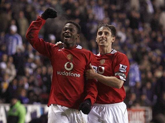 Torjubel Manchester United - Torschütze Louis Saha (li.) und Gary Neville - EDITORIAL USE ONLY. No use with unauthorised audio, video, data, fixture lists, club league logos or live services. Online in-match use limited to 120 images, no video emulation. No use in betting, games or single club league player publications. Fußball Herren English Premier League 2005 2006, 1. Englische Liga, Manchester United, ManU Gruppe Wigan Freude,