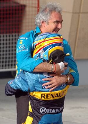 Teamchef Flavio Briatore (Italien, li.) und Sieger Fernando Alonso (Spanien beide Renault) jubeln Motorsport Grand Prix Herren Großer Preis von Bahrain 2006, Formel 1 Weltmeisterschaft, F1, F, GP, WM Gruppe Bahrain International Circuit Manama, Sakhir Harmonie, Glück, Begeisterung, Freude,