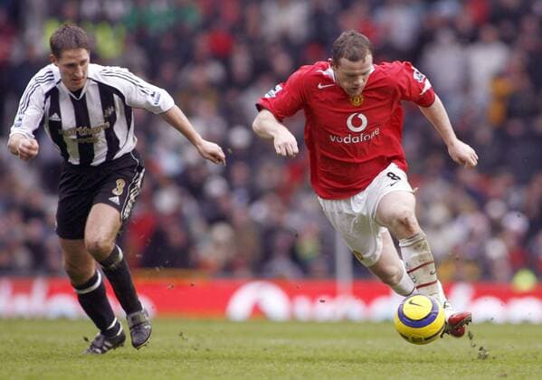 Wayne Rooney (Manchester United, re.) ist schneller als Robert Elliott (Newcastle) - EDITORIAL USE ONLY. No use with unauthorised audio, video, data, fixture lists, club league logos or live services. Online in-match use limited to 120 images, no video emulation. No use in betting, games or single club league player publications. Fußball Herren English Premier League 2005 2006, 1. Englische Liga, Manchester United - Newcastle United 2:0, ManU Gruppe Manchester Dynamik,