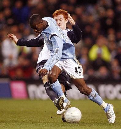 Bradley Wright Phillips (Manchester City, li.) gegen James Collins (West Ham) - EDITORIAL USE ONLY. No use with unauthorised audio, video, data, fixture lists, club league logos or live services. Online in-match use limited to 120 images, no video emulation. No use in betting, games or single club league player publications. Fußball Herren FA Cup 2005 2006, Englischer Pokal, Pokalspiel, Manchester City - West Ham United 1:2 Gruppe Manchester Dynamik,
