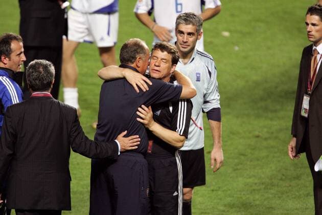 Fußball, EM Finale 2004 in Lissabon, Portugal - Griechenland 0:1 Die Trainerkollegen Otto Rehhagel (re., Griechenland) und Luiz Felipe Scolari (Portugal) umarmen sich nach Spielende, Torwart Antonios Nikopolidis (Griechenland) schaut gespannt zu Fußball Länderspiel Herren Euro 2004, Europameisterschaft, Nationalmannschaft, Nationalteam, Nationaltrikot, Vdig Gruppe Portugal - Griechenland 0:1 Lissabon, Finale, Endspiel Kameradschaft,