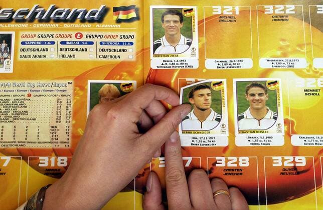 Ein Panini Sammler klebt das Bild von Bernd Schneider (2.v.re.) in sein Sammelalbum, außerdem sind schon die Bilder von Christian Ziege (oben), Sebastian Deisler (re.) und Torwart Oliver Kahn (alle Deutschland) vorhanden Fußball Herren Vorschau Weltmeisterschaft 2002, Shooting, Fotoshooting, Fototermin, Fotostory, Homestory, Hobby Einzelbild Fan, Fans, Fußballfan, Fußballfans Sammelleidenschaft