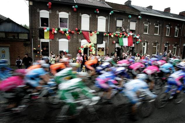 Kaum zu bremsende Euphorie - Radsportfans feuern die Fahrer des 89. Giro dItalia vor ihren geschmückten Häusern an - Radsport Herren 89. Giro dItalia 2006, D Italia, ProTour, Straßenradsport, Straße, Rad, anfeuern, Anfeuerung Totale Zuschauerinteresse, schmücken, geschmückt 2. Etappe: Mons - Charleroi Marcinelle, Peloton Dynamik,