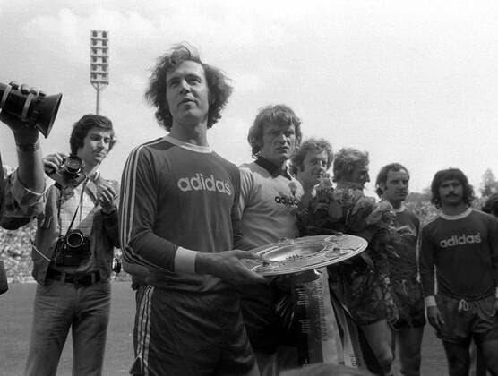 Fußball, FC Bayern München, Deutscher Meister 1974 Siegerehrung Bayern v.li.: Franz Beckenbauer mit der Meisterschale, Torwart Sepp Maier, Johnny Hansen, Hans Georg Schwarzenbeck, Franz Roth und Gerd Müller Fußball 1. BL Herren Saison 1973 1974, FC Bayern München, Deutscher Meister, Deutsche Meisterschaft, Vneg, Vsw Gruppe Mönchengladbach Freude,