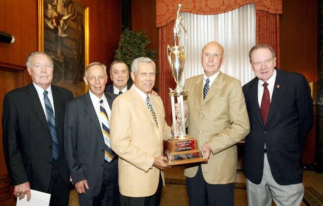 Wiedersehenstreffen der St. Louis Hawks Mannschaft von 1958, v.li.: Harry Gallatin, Al Ferrari, Charlie Share, Cliff Hagan, Bob Pettit und Ed Macauley präsentieren ihren Pokal von damals - (slp2006051104) Basketball Herren NBA 2006, Wiedersehen, Ehemaligentreffen, Treffen, Hall of Fame, Legende, Legenden, Gruppe Meisterschaft, Pokal, Trophäe St. Louis