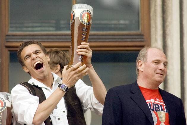Valerien Ismael (li.) mit einem großen Glas Paulaner Weißbier und Manager Uli Hoeneß (beide Bayern) bejubeln auf dem Rathausbalkon in München die Deutsche Meisterschaft 2006 Fußball 1. BL Herren Saison 2005 2006, FC Bayern München, Deutscher Meister, Meisterfeier, Feier, feiern, Sieg, Sieger Gruppe Weizenbier, Alkohol München, Marienplatz, Rathausplatz Freude,