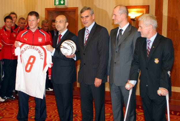 Verabschiedung der polnischen Nationalmannschaft zur FIFA Weltmeisterschaft 2006, v. li.: Jacek Krzynowek, Premierminister Kazimierz Marcinkiewicz, Nationaltrainer Pawel Janas, Sportminister Tomasz Lipiec, ... - Fußball WM Herren Vorschau Weltmeisterschaft 2006, Abschied, Verabschiedung, verabschieden, Abreise, Gruppe Regierung, People, Trikot, Fußballtrikot, Warschau, Schriftzug, Namenszug,Minister