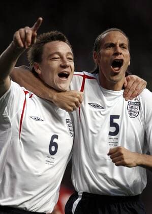 Rio Ferdinand (re.) und John Terry (beide England) stimmen beim Torjubel ein gemeinsames Liedchen an - EDITORIAL USE ONLY. No use with unauthorised audio, video, data, fixture lists, club league logos or live services. Online in-match use limited to 120 images, no video emulation. No use in betting, games or single club league player publications. Fußball Länderspiel Herren Freundschaftsspiel 2006, Test, Testspiel, Nationalmannschaft, Nationalteam, Nationaltrikot Gruppe Manchester Freude, Begeisterung,