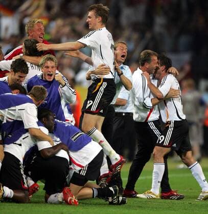 Kollektives Ausrasten beim deutschen Team, u. a.: Per Mertesacker (Mitte) und Bundestrainer Jürgen Klinsmann Fußball Herren WM 2006, Länderspiel, Nationalteam, Nationaltrikot, Gruppe A Gruppe Dortmund Freude, Begeisterung, Fußball Herren WM 2006, Länderspiel, Nationalteam, Nationaltrikot, Gruppe A Gruppe Dortmund Freude, Begeisterung,