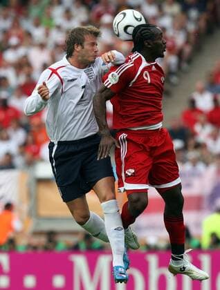 David Beckham (England, li.) gegen Aurtis Whitley (Trinidad und Tobago) - Fußball WM Herren WM 2006, Länderspiel, Nationalteam, Gruppe B, Nationaltrikot, England - Trinidad und Tobago 2:0 Gruppe Nürnberg Dynamik, Höhe, Kampf, Fußball WM Herren WM 2006, Länderspiel, Nationalteam, Gruppe B, Nationaltrikot, England - Trinidad und Tobago 2:0 Gruppe Nürnberg Dynamik, Höhe, Kampf,