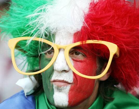 Italienischer Fan mit Perücke und Gesichtsbemalung in den Nationalfarben und riesiger Brille - Fußball WM Herren WM 2006, Länderspiel, Nationalteam, Gruppe E, Italien, italienische, Porträt Kaiserslautern Fußball WM Herren WM 2006, Länderspiel, Nationalteam, Gruppe E, Italien, italienische, Porträt Kaiserslautern