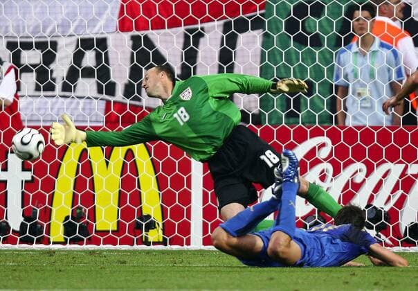 Torwart Kasey Keller (USA) muß gegen Alberto Gilardino (Italien) das 0:1 hinnehmen - Fußball Herren WM 2006, Länderspiel, Nationalteam, Nationaltrikot, Gruppe E, USA - Italien 1:1, Vdig Gruppe Kaiserslautern Dynamik, Abwehr, Spannung, Fußball Herren WM 2006, Länderspiel, Nationalteam, Nationaltrikot, Gruppe E, USA - Italien 1:1, Vdig Gruppe Kaiserslautern Dynamik, Abwehr, Spannung,