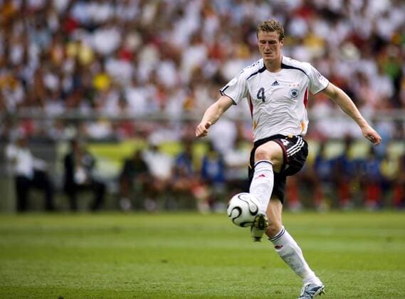 Robert Huth (Deutschland) am Ball Fußball WM Herren WM 2006, Länderspiel, Nationalteam, Gruppe A, Deutschland, Nationaltrikot, Vdig Einzelbild Berlin Fußball WM Herren WM 2006, Länderspiel, Nationalteam, Gruppe A, Deutschland, Nationaltrikot, Vdig Einzelbild Berlin
