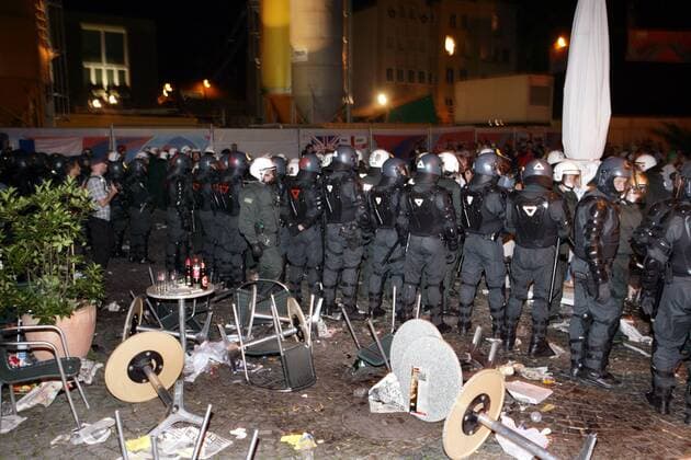 Ruhe nach dem Sturm: Eine Spezialeinheit hat die Situation auf den Kölner Straßen schnell in den Griff bekommen Fußball WM Herren Nationalteam 2006, Security, Sicherheit, Sicherheitsdienst, Sicherheitskräfte, Polizist, Polizei Totale Ausschreitungen, Randale, Krawall, Krawalle Köln Fußball WM Herren Nationalteam 2006, Security, Sicherheit, Sicherheitsdienst, Sicherheitskräfte, Polizist, Polizei Totale Ausschreitungen, Randale, Krawall, Krawalle Köln