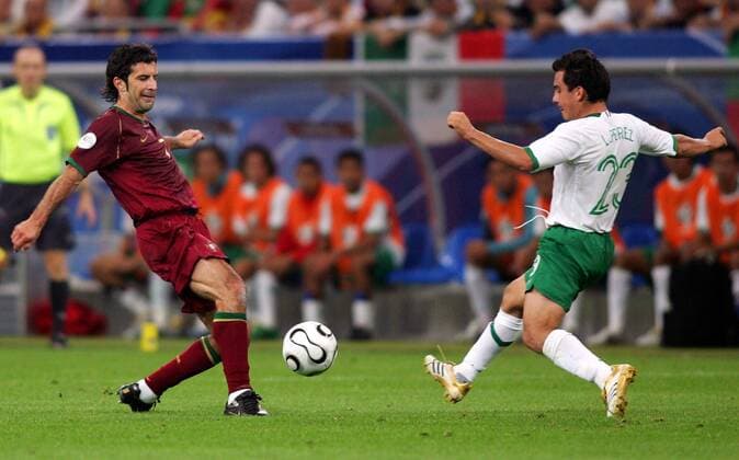 Luis Figo (Portugal, li.) gegen Luis Perez (Mexiko) Fußball Herren WM 2006, Länderspiel, Nationalteam, Nationaltrikot, Gruppe D, Portugal - Mexiko Gruppe Gelsenkirchen Dynamik, Fußball Herren WM 2006, Länderspiel, Nationalteam, Nationaltrikot, Gruppe D, Portugal - Mexiko Gruppe Gelsenkirchen Dynamik,