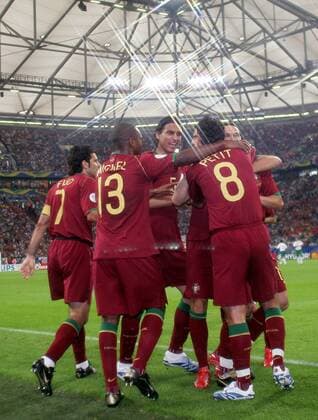 Torjubel Portugal, v.re.: Petit, Fernando Meira, Miguel und Luis Figo - Fußball WM Herren WM 2006, Länderspiel, Nationalteam, Gruppe D, Nationaltrikot Gruppe Gelsenkirchen Freude, Fußball WM Herren WM 2006, Länderspiel, Nationalteam, Gruppe D, Nationaltrikot Gruppe Gelsenkirchen Freude,