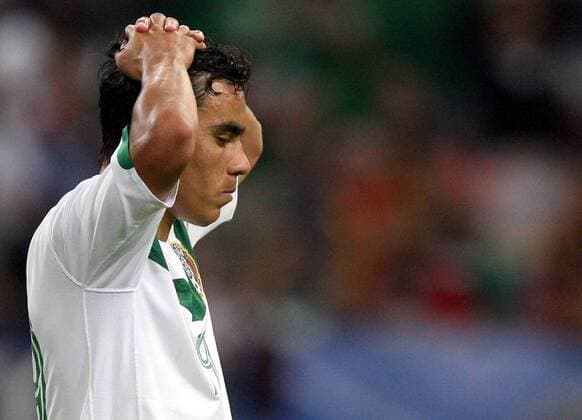 Omar Bravo (Mexiko) enttäuscht - Fußball WM Herren WM 2006, Länderspiel, Nationalteam, Gruppe D, Nationaltrikot Einzelbild Gelsenkirchen Enttäuschung, Fußball WM Herren WM 2006, Länderspiel, Nationalteam, Gruppe D, Nationaltrikot Einzelbild Gelsenkirchen Enttäuschung,