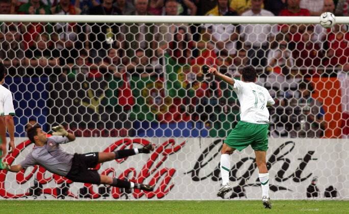 Omar Bravo (Mexiko) verschießt den Elfmeter gegen Torwart Ricardo (Portugal) Fußball WM Herren WM 2006, Länderspiel, Nationalteam, Gruppe D, Nationaltrikot, Portugal - Mexiko 2:1 Gruppe Gelsenkirchen Fußball WM Herren WM 2006, Länderspiel, Nationalteam, Gruppe D, Nationaltrikot, Portugal - Mexiko 2:1 Gruppe Gelsenkirchen