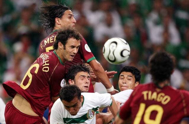Ricardo Carvalho (li.) und Fernando Meira (oben, beide Portugal) im Luftduell - Fußball WM Herren WM 2006, Länderspiel, Nationalteam, Gruppe D, Nationaltrikot, Portugal - Mexiko 2:1 Gruppe Gelsenkirchen Dynamik, Kampf Fußball WM Herren WM 2006, Länderspiel, Nationalteam, Gruppe D, Nationaltrikot, Portugal - Mexiko 2:1 Gruppe Gelsenkirchen Dynamik, Kampf